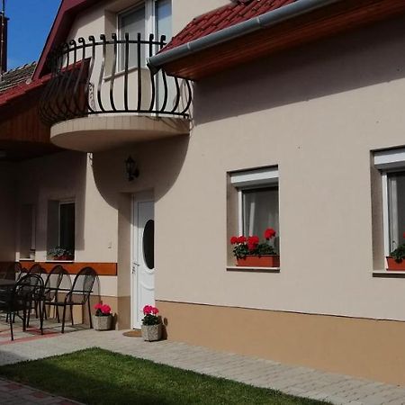 Radek Vendeghaz Es Apartman Halaszi Exterior photo