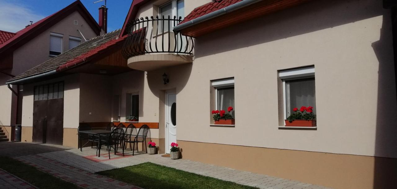 Radek Vendeghaz Es Apartman Halaszi Exterior photo