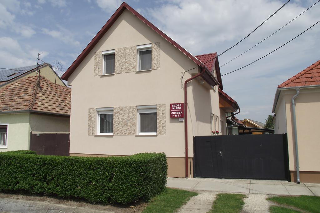 Radek Vendeghaz Es Apartman Halaszi Exterior photo